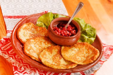 Kızılcık soslu patates pancakes