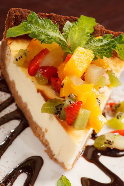 Cheesecake met vruchten — Stockfoto