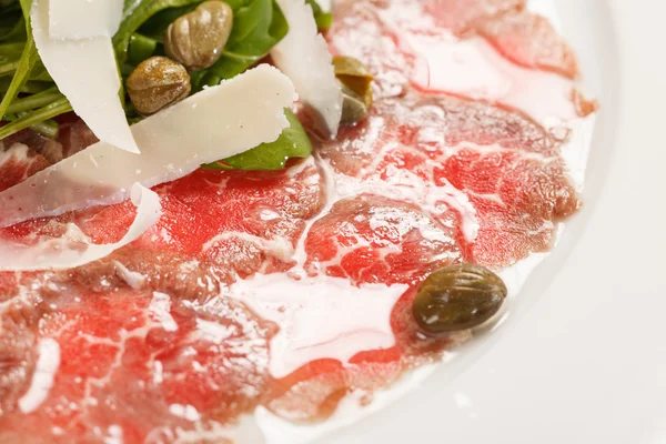 Carpaccio van vlees met Parmezaanse kaas — Stockfoto