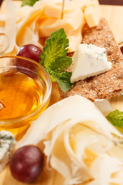 ブドウ、蜂蜜とチーズの盛り合わせ — ストック写真