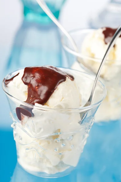 Vanilla ice cream with chocolate — Stock Photo, Image