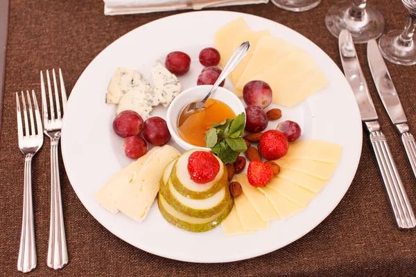 Cheeses and fruits for appetizers — Stock Photo, Image