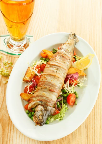 Trout with vegetables and beer — Stock Photo, Image