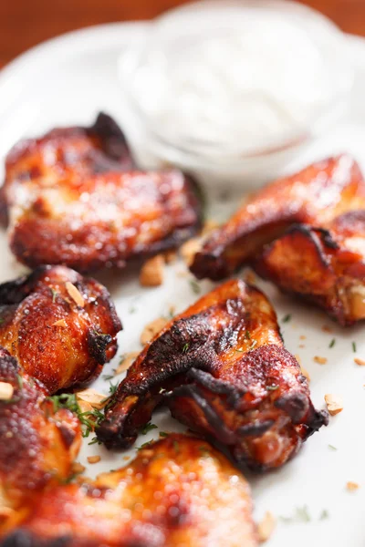 Ali di pollo con salsa — Foto Stock