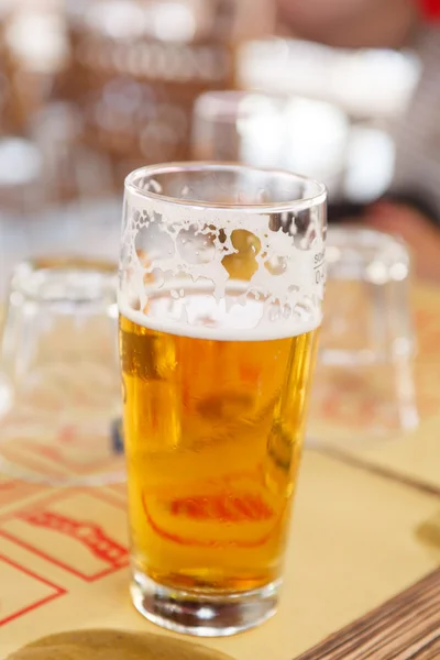 Ice cold beer. Tall frosty glass of cold beer in outdoor — Stock Photo, Image