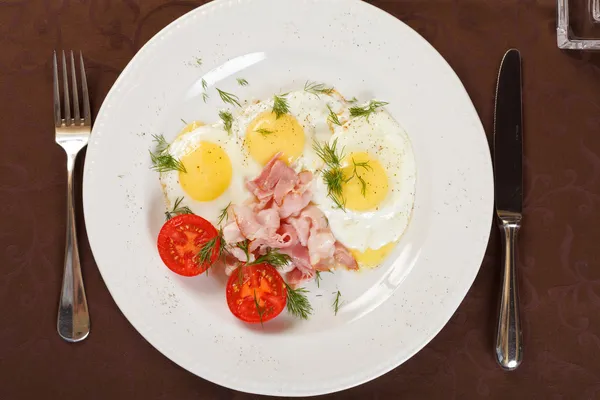 Uova fritte con pancetta e verdure — Foto Stock