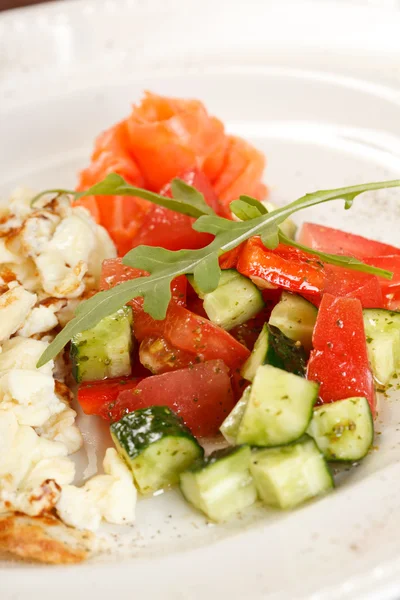 Scrambled eggs with salmon and vegetables — Stock Photo, Image