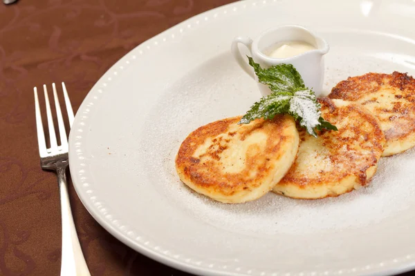 Panquecas de queijo com creme azedo — Fotografia de Stock