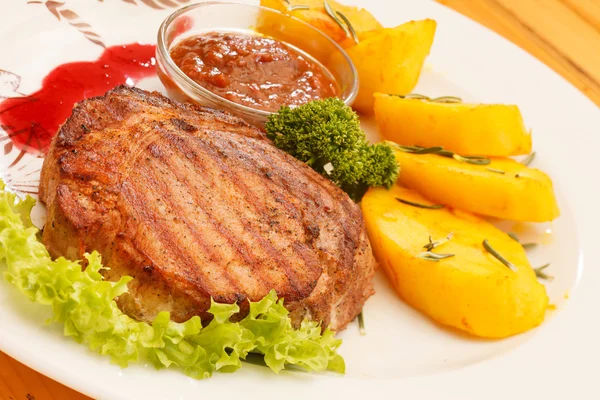 Steak with potatoes — Stock Photo, Image