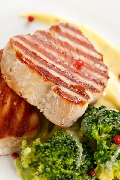 Tuna steak with broccoli — Stock Photo, Image