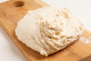 ahşap tahta üzerinde hamur