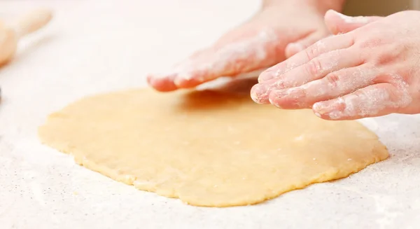 Chef-kok maken ravioli — Stockfoto