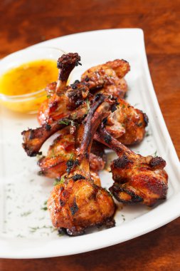 Soslu tavuk kanadı.