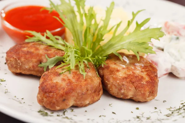 Schnitzel mit Kartoffeln — Stockfoto