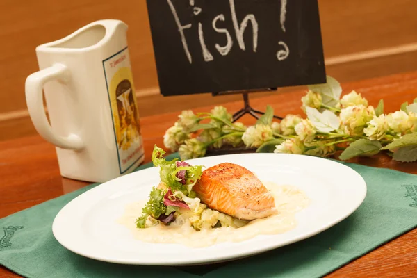 Filete de salmón con verduras —  Fotos de Stock