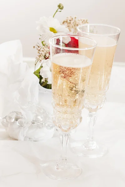 Шампанское со свадебными цветами — стоковое фото