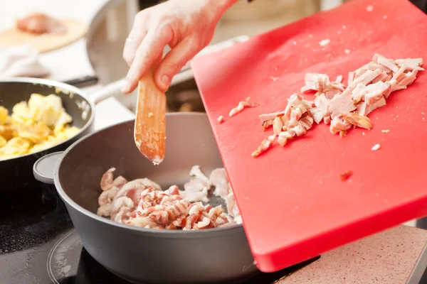 Chef-kok op het werk — Stockfoto