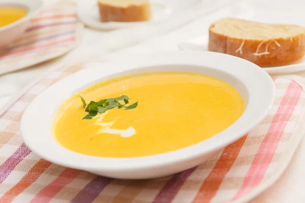 Kürbissuppe in weißer Schüssel — Stockfoto