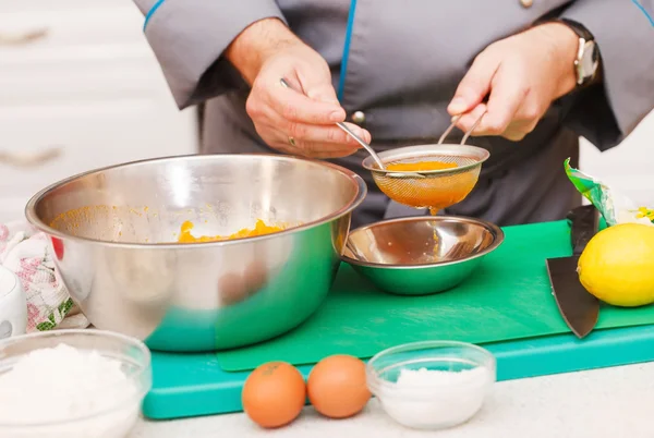 Koch bei der Arbeit — Stockfoto