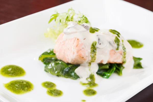 Filetto di salmone in salsa di panna — Foto Stock