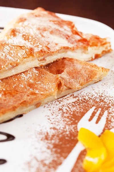 Strudel aux pommes avec crème glacée — Photo