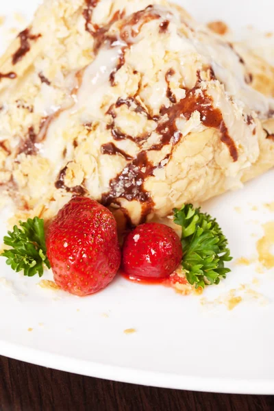 Ciasto francuskie z truskawkami — Zdjęcie stockowe