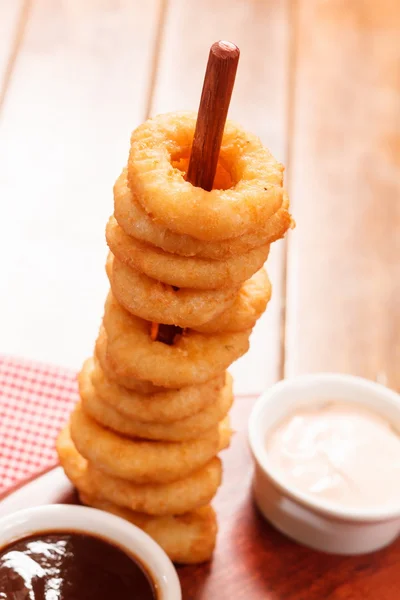 Fried onion rings with beer — Stock Photo, Image