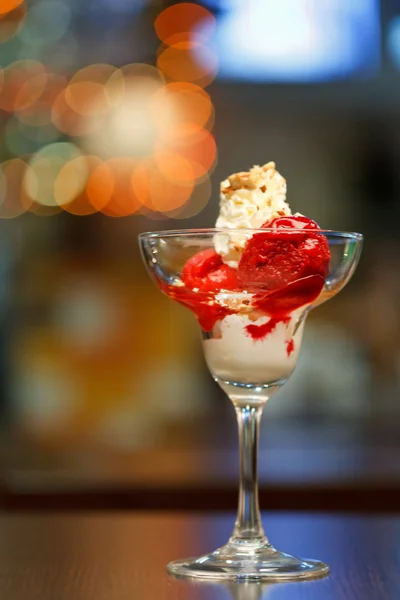 Plody sorbetem s vanilkovou zmrzlinou — Stock fotografie