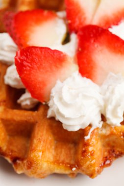 taze çilek ve krema ile Belçika waffle