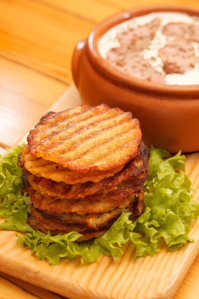 Potatis pannkakor med sås — Stockfoto