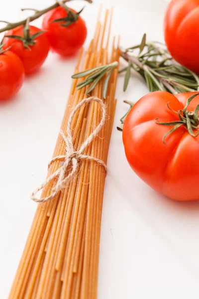 Pasta with tomatoes and herbs — Stock Photo, Image