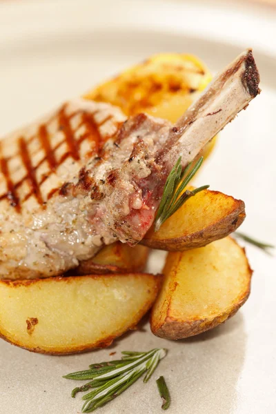 Costolette di carne alla griglia con patate — Foto Stock