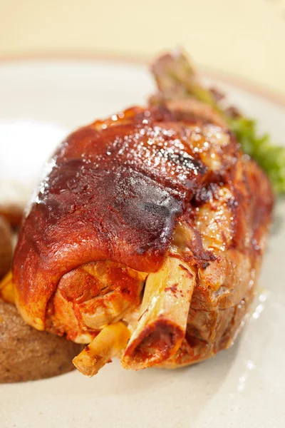 Roasted pork knuckle with potatoes — Stock Photo, Image