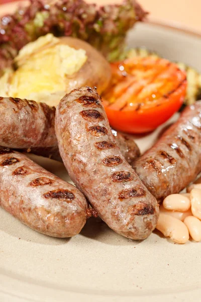 Embutidos con verduras a la parrilla — Foto de Stock