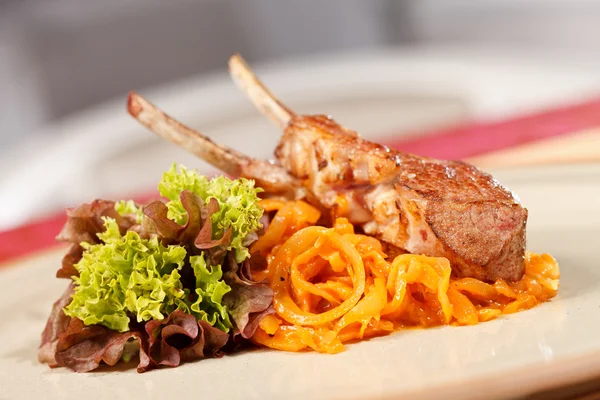 Lamb lion with vegetables — Stock Photo, Image