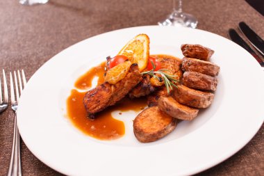 kavrulmuş patates ile tavuk