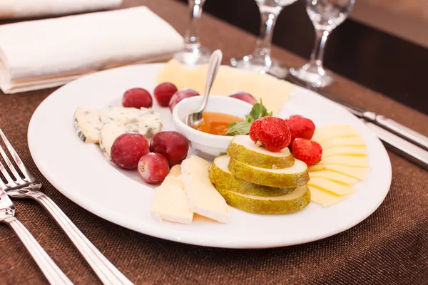 Queso y frutas para el aperitivo — Foto de Stock