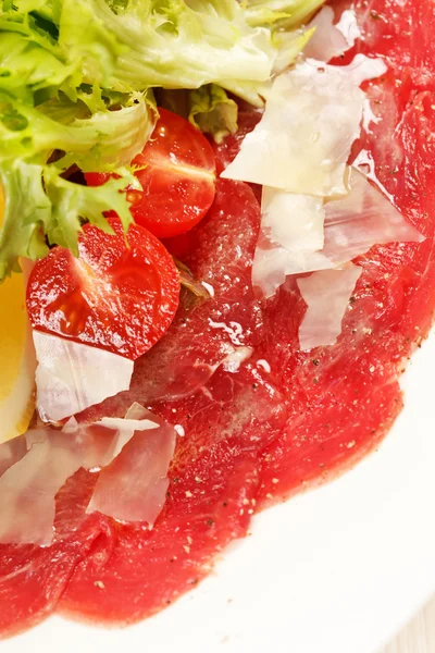 Carpaccio de carne com queijo parmesão — Fotografia de Stock