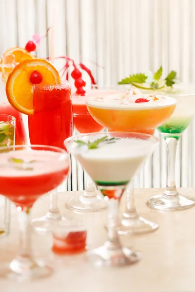 Cocktails in de bar — Stockfoto