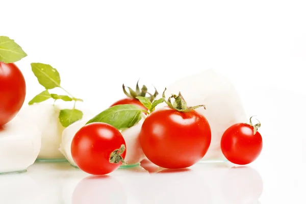 Tomates com mussarela e manjericão — Fotografia de Stock