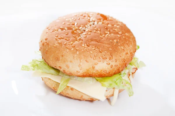 Hamburguesa con queso en el plato blanco — Foto de Stock