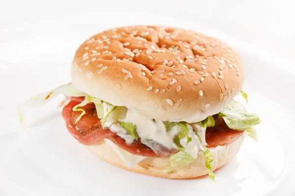 Burger auf dem weißen — Stockfoto