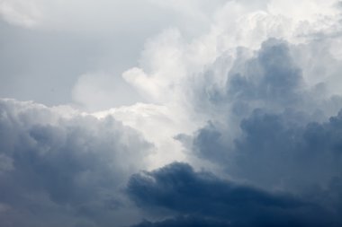 Fırtınalı bulutlu dramatik gökyüzü