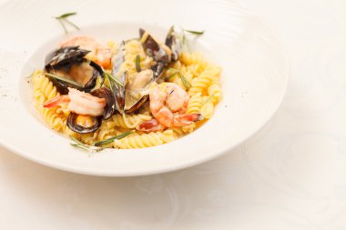 nefis İtalyan makarna ile deniz ürünleri