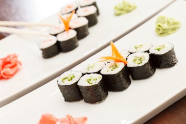suşi yemek çubukları ile