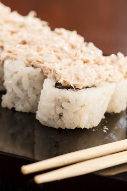 suşi yemek çubukları ile