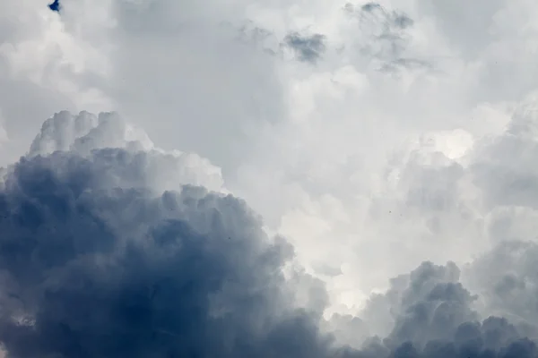 Dramatische hemel met stormachtige wolken — Stockfoto