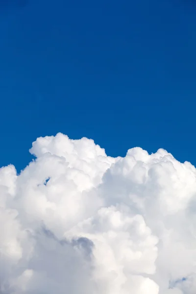 Blauwe lucht met wolken — Stockfoto