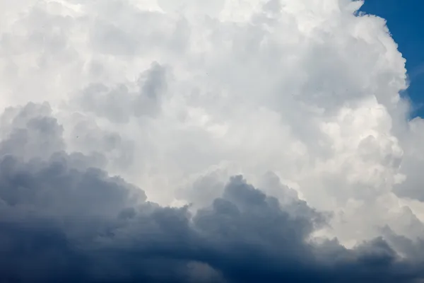 Ciel dramatique avec des nuages orageux — Photo