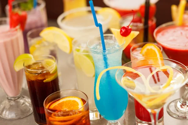 Kleurrijke cocktails close-up — Stockfoto